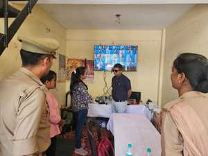 नोएडा स्ट्रांग रूम में रखे ईवीएम की सीसीटीवी से निगरानी, सुरक्षा व्यवस्था पुख्ता